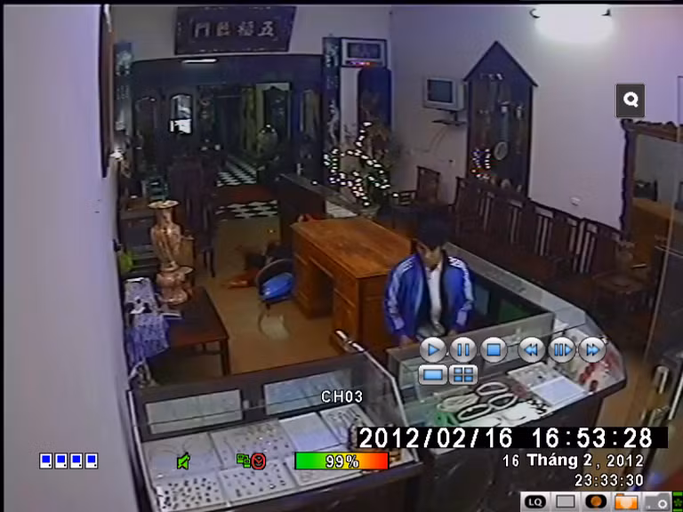 Đây là lúc tên cướp đã ra tay giết người và định đập tủ để cướp tài sản. Ai nhận diện được hung thủ, đề nghị thông báo cho Phòng Cảnh sát hình sự CATP Hà Nội theo các số điện thoại: 0912456116. Đây là lúc tên cướp đã ra tay giết người và định đập tủ để cướp tài sản. Ai nhận diện được hung thủ, đề nghị thông báo cho Phòng Cảnh sát hình sự CATP Hà Nội theo các số điện thoại: 0912456116.