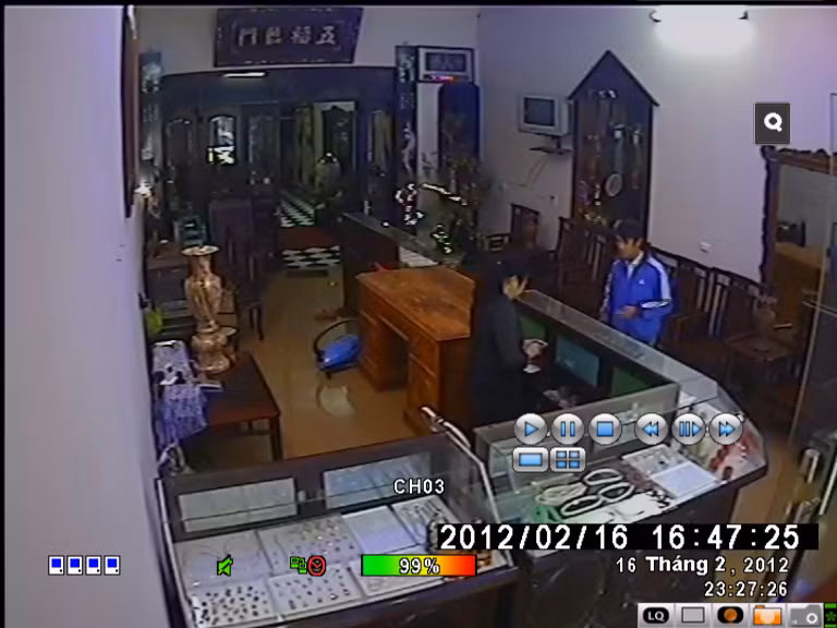 Tên cướp đã giả làm khách hỏi mua hàng để đợi thời cơ ra tay tàn độc. Ai nhận diện được hung thủ, đề nghị thông báo cho Phòng Cảnh sát hình sự CATP Hà Nội theo các số điện thoại: 0912456116. Tên cướp đã giả làm khách hỏi mua hàng để đợi thời cơ ra tay tàn độc. Ai nhận diện được hung thủ, đề nghị thông báo cho Phòng Cảnh sát hình sự CATP Hà Nội theo các số điện thoại: 0912456116.