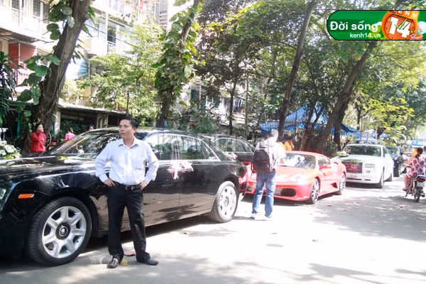 Đoàn xe của nhà trai đến nhà của cô dâu "Đoàn siêu xe" nổi bật tại con phố nhà cô dâu. Bà chủ thủy sản Bình An trao vòng cổ cho dâu mới. Đoàn xe của nhà trai đến nhà của cô dâu "Đoàn siêu xe" nổi bật tại con phố nhà cô dâu. Bà chủ thủy sản Bình An trao vòng cổ cho dâu mới.