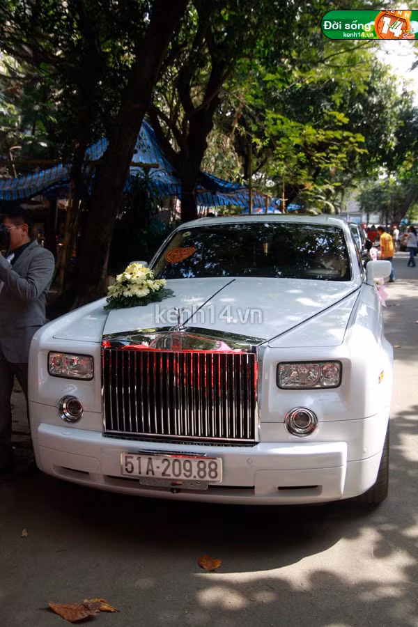 Đoàn xe của nhà trai đến nhà của cô dâu "Đoàn siêu xe" nổi bật tại con phố nhà cô dâu. Bà chủ thủy sản Bình An trao vòng cổ cho dâu mới. Đoàn xe của nhà trai đến nhà của cô dâu "Đoàn siêu xe" nổi bật tại con phố nhà cô dâu. Bà chủ thủy sản Bình An trao vòng cổ cho dâu mới.