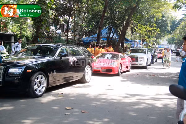 Đoàn xe của nhà trai đến nhà của cô dâu "Đoàn siêu xe" nổi bật tại con phố nhà cô dâu. Bà chủ thủy sản Bình An trao vòng cổ cho dâu mới. Đoàn xe của nhà trai đến nhà của cô dâu "Đoàn siêu xe" nổi bật tại con phố nhà cô dâu. Bà chủ thủy sản Bình An trao vòng cổ cho dâu mới.