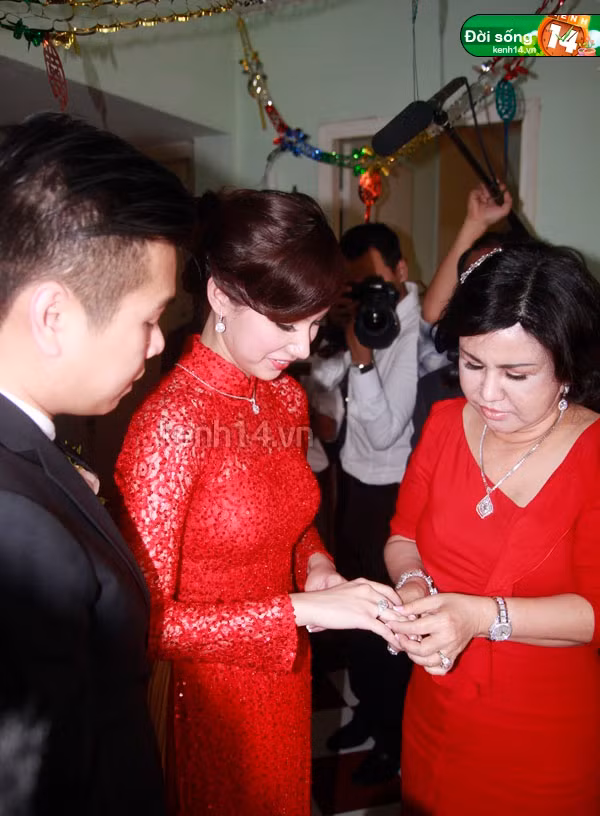 Đoàn xe của nhà trai đến nhà của cô dâu "Đoàn siêu xe" nổi bật tại con phố nhà cô dâu. Bà chủ thủy sản Bình An trao vòng cổ cho dâu mới. Đoàn xe của nhà trai đến nhà của cô dâu "Đoàn siêu xe" nổi bật tại con phố nhà cô dâu. Bà chủ thủy sản Bình An trao vòng cổ cho dâu mới.