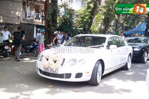 Đoàn xe của nhà trai đến nhà của cô dâu "Đoàn siêu xe" nổi bật tại con phố nhà cô dâu. Bà chủ thủy sản Bình An trao vòng cổ cho dâu mới. Đoàn xe của nhà trai đến nhà của cô dâu "Đoàn siêu xe" nổi bật tại con phố nhà cô dâu. Bà chủ thủy sản Bình An trao vòng cổ cho dâu mới.