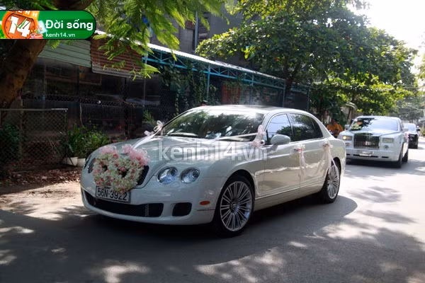 Đoàn xe của nhà trai đến nhà của cô dâu "Đoàn siêu xe" nổi bật tại con phố nhà cô dâu. Bà chủ thủy sản Bình An trao vòng cổ cho dâu mới. Đoàn xe của nhà trai đến nhà của cô dâu "Đoàn siêu xe" nổi bật tại con phố nhà cô dâu. Bà chủ thủy sản Bình An trao vòng cổ cho dâu mới.