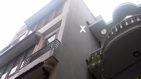 Điểm duy nhất từ nhà liền kề tiếp cận được sang nhà anh Hùng (dấu X) Điểm duy nhất từ nhà liền kề tiếp cận được sang nhà anh Hùng (dấu X)