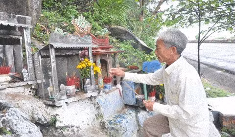 Người 'sống chung' với những oan hồn trên đỉnh đèo ảnh 1