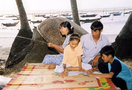Cha mẹ có sát sao bên con mới mong hiểu và giáo dục con.