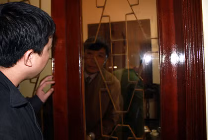 Ông Nguyễn Văn Khanh - Phó chủ tịch huyện (giữa) làm việc với CQĐT tại phòng riêng (Ảnh: Dân trí)