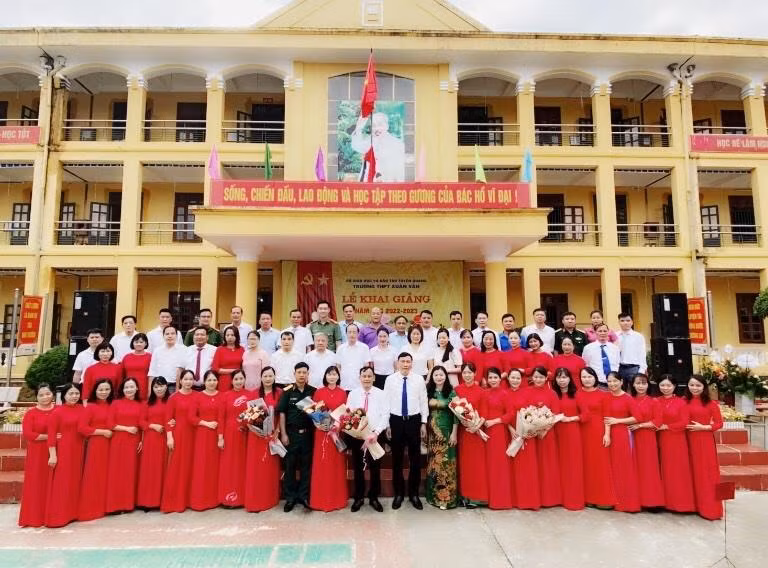 Những năm gần đây, tập thể đội ngũ cán bộ giáo viên trong Trường Trung học phổ thông Xuân Vân vận động, tuyên truyền được gần đạt 100% số lượng học sinh tham gia bảo hiểm y tế (Ảnh: NVCC)