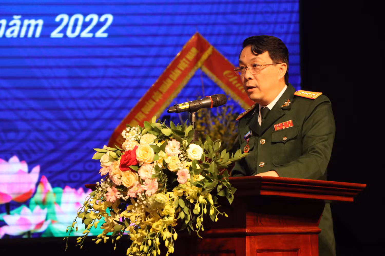 Đại tá, Thạc sĩ, Nhà giáo ưu tú, Nhạc sĩ Nguyễn Xuân Thủy - Hiệu trưởng Trường Đại học Văn hoá-Nghệ thuật Quân đội phát biểu tại buổi lễ. (Ảnh: MĐ)