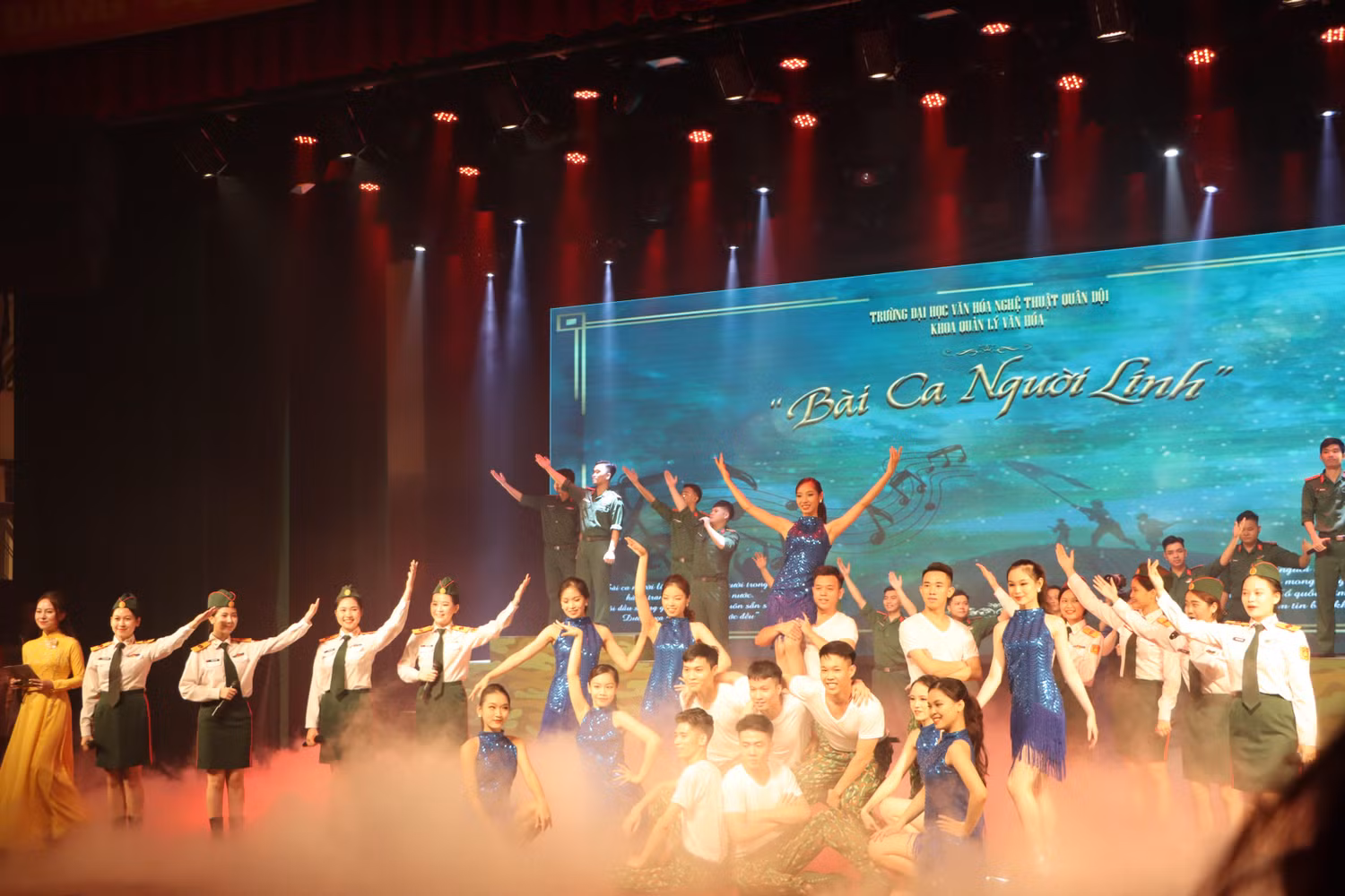 Tiết mục ca múa nhạc sôi động. (Ảnh: MĐ)