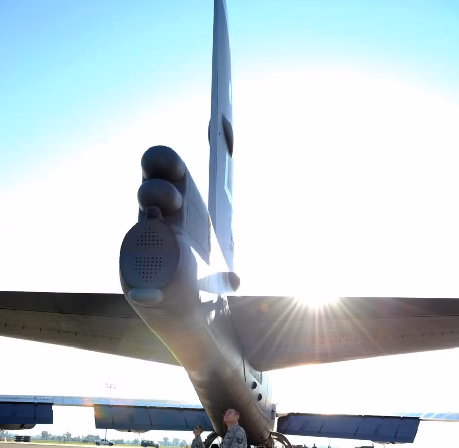 Kiểm tra oanh tạc cơ B-52H tại căn cứ Không quân Barksdale. Kiểm tra oanh tạc cơ B-52H tại căn cứ Không quân Barksdale.