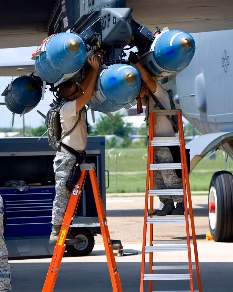 Gắn bom GBU-31 cho oanh tạc cơ B-52H tại căn cứ không quân Barksdale. Gắn bom GBU-31 cho oanh tạc cơ B-52H tại căn cứ không quân Barksdale.