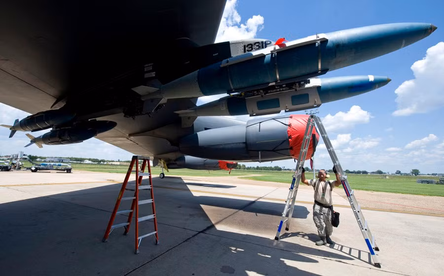 Gắn bom GBU-31 cho oanh tạc cơ B-52H tại căn cứ không quân Barksdale. Gắn bom GBU-31 cho oanh tạc cơ B-52H tại căn cứ không quân Barksdale.