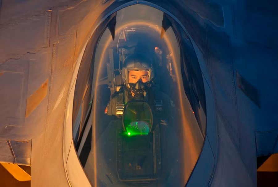 F-22 Raptors từ căn cứ không quân Tyndall, bang Florida bay theo đội hình phía sau chở dầu KC-135 từ căn cứ Không quân Altus, Okla sau khi tiếp nhiên liệu trên không trong tuần lễ không quân. F-22 Raptors từ căn cứ không quân Tyndall, bang Florida bay theo đội hình phía sau chở dầu KC-135 từ căn cứ Không quân Altus, Okla sau khi tiếp nhiên liệu trên không trong tuần lễ không quân.
