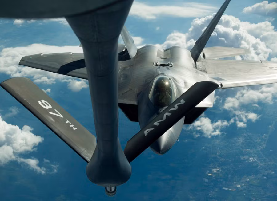 F-22 Raptors từ căn cứ không quân Tyndall, bang Florida bay theo đội hình phía sau chở dầu KC-135 từ căn cứ Không quân Altus, Okla sau khi tiếp nhiên liệu trên không trong tuần lễ không quân. F-22 Raptors từ căn cứ không quân Tyndall, bang Florida bay theo đội hình phía sau chở dầu KC-135 từ căn cứ Không quân Altus, Okla sau khi tiếp nhiên liệu trên không trong tuần lễ không quân.