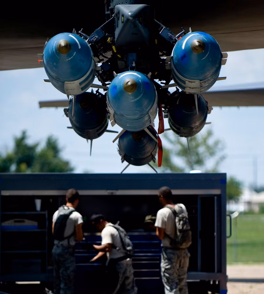 Gắn bom GBU-31 cho oanh tạc cơ B-52H tại căn cứ không quân Barksdale. Gắn bom GBU-31 cho oanh tạc cơ B-52H tại căn cứ không quân Barksdale.