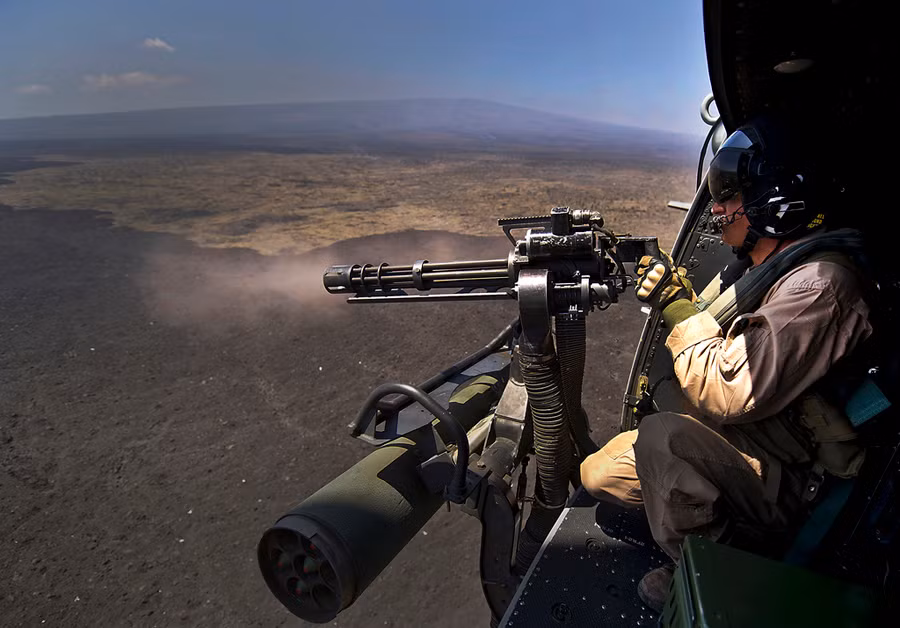 Súng máy 7.62mm GAU-17/A vãi đạn trên trực thăng UH-1Y. Súng máy 7.62mm GAU-17/A vãi đạn trên trực thăng UH-1Y.
