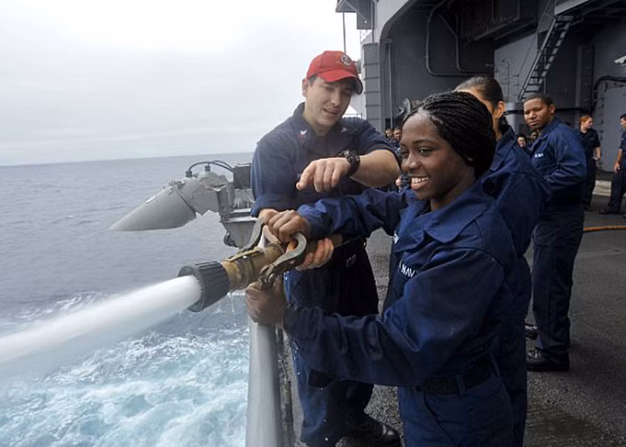 Thái Bình Dương (17/8/2012): Làm quen với vòi cứu hỏa trên tàu sân bay USS Nimitz (CVN 68). Thái Bình Dương (17/8/2012): Làm quen với vòi cứu hỏa trên tàu sân bay USS Nimitz (CVN 68).