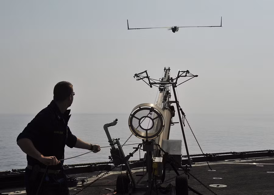 Máy bay không người lái Scan Eagle chuẩn bị hạ cánh trên tàu đổ bộ USS Gunston Hall (LSD 44). Máy bay không người lái Scan Eagle chuẩn bị hạ cánh trên tàu đổ bộ USS Gunston Hall (LSD 44).