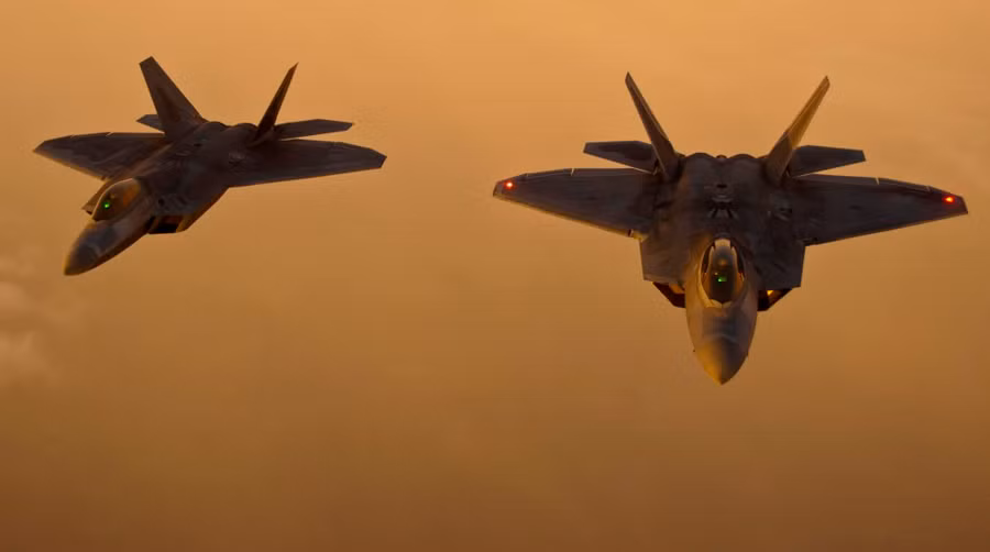 F-22 Raptors từ căn cứ không quân Tyndall, bang Florida bay theo đội hình phía sau chở dầu KC-135 từ căn cứ Không quân Altus, Okla sau khi tiếp nhiên liệu trên không trong tuần lễ không quân. F-22 Raptors từ căn cứ không quân Tyndall, bang Florida bay theo đội hình phía sau chở dầu KC-135 từ căn cứ Không quân Altus, Okla sau khi tiếp nhiên liệu trên không trong tuần lễ không quân.