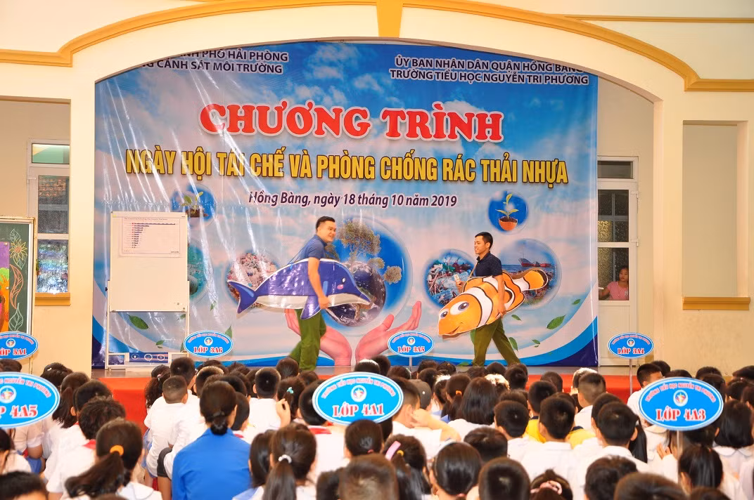 Các cán bộ, chiến sĩ Phòng Cảnh sát môi trường (Công an Hải Phòng) truyền tải thông điệp về phòng chống rác thải nhựa (Ảnh: CTV)
