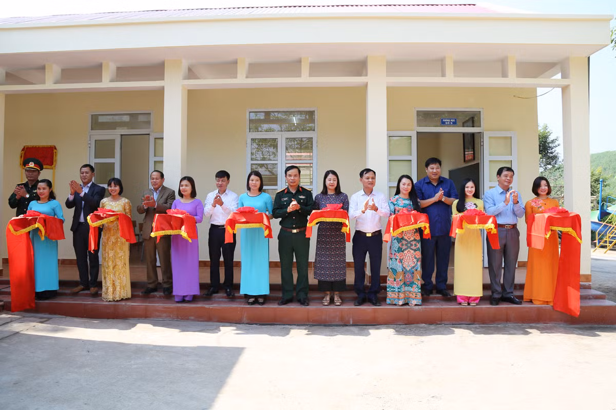 Các đại biểu cắt băng khánh thành, bàn giao công trình phòng học. (Ảnh: CTV) Các đại biểu cắt băng khánh thành, bàn giao công trình phòng học. (Ảnh: CTV)