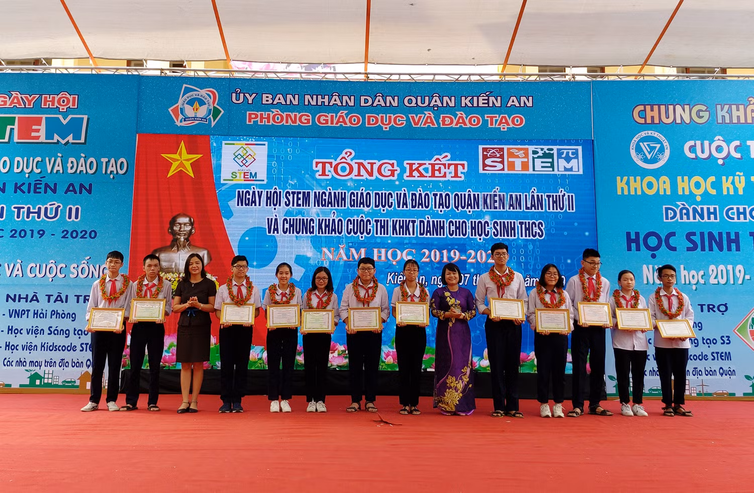 Ban tổ chức trao giải cho các tập thể, cá nhân đạt giải nhì cuộc thi Khoa học kỹ thuật dành cho học sinh trung học cơ sở (Ảnh: Lã Tiến) Ban tổ chức trao giải cho các tập thể, cá nhân đạt giải nhì cuộc thi Khoa học kỹ thuật dành cho học sinh trung học cơ sở (Ảnh: Lã Tiến)