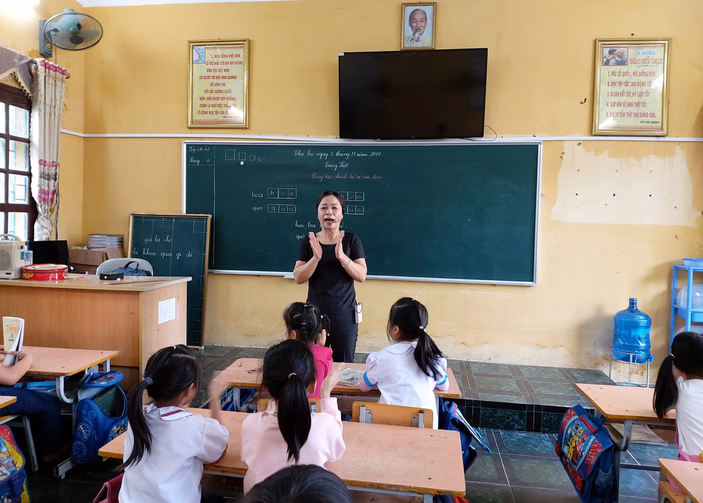 Trong suốt quá trình công tác, cô Hiên không ngừng sáng tạo, đổi mới phương pháp dạy học (Ảnh: Lã Tiến)