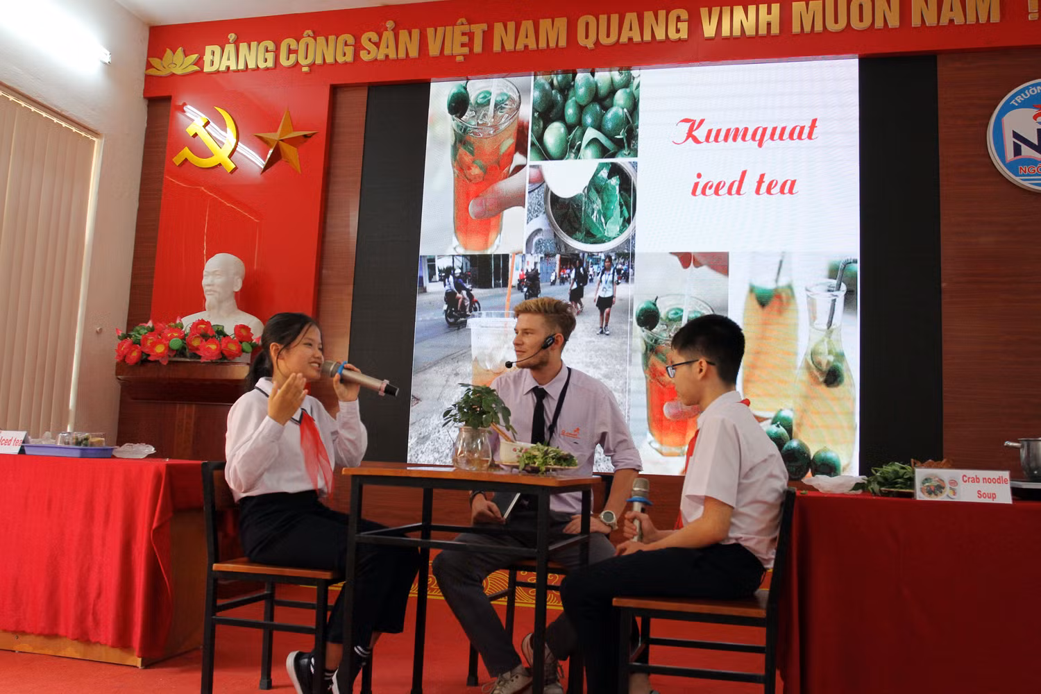 Ngoài học kiến thức trong sách, học sinh được liên hệ thực tế và giao tiếp với người nước ngoài (Ảnh: Lã Tiến)