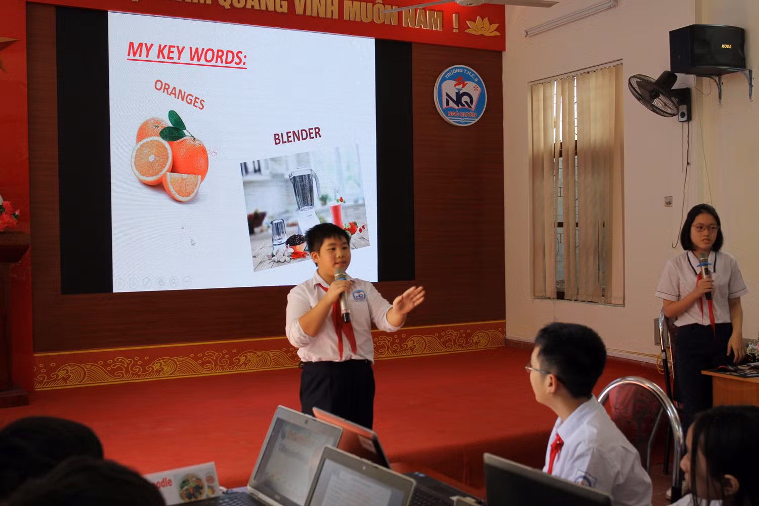 Áp dụng phương pháp giảng dạy mới, các em học sinh tự tin giao tiếp bằng tiếng Anh (Ảnh: Lã Tiến)