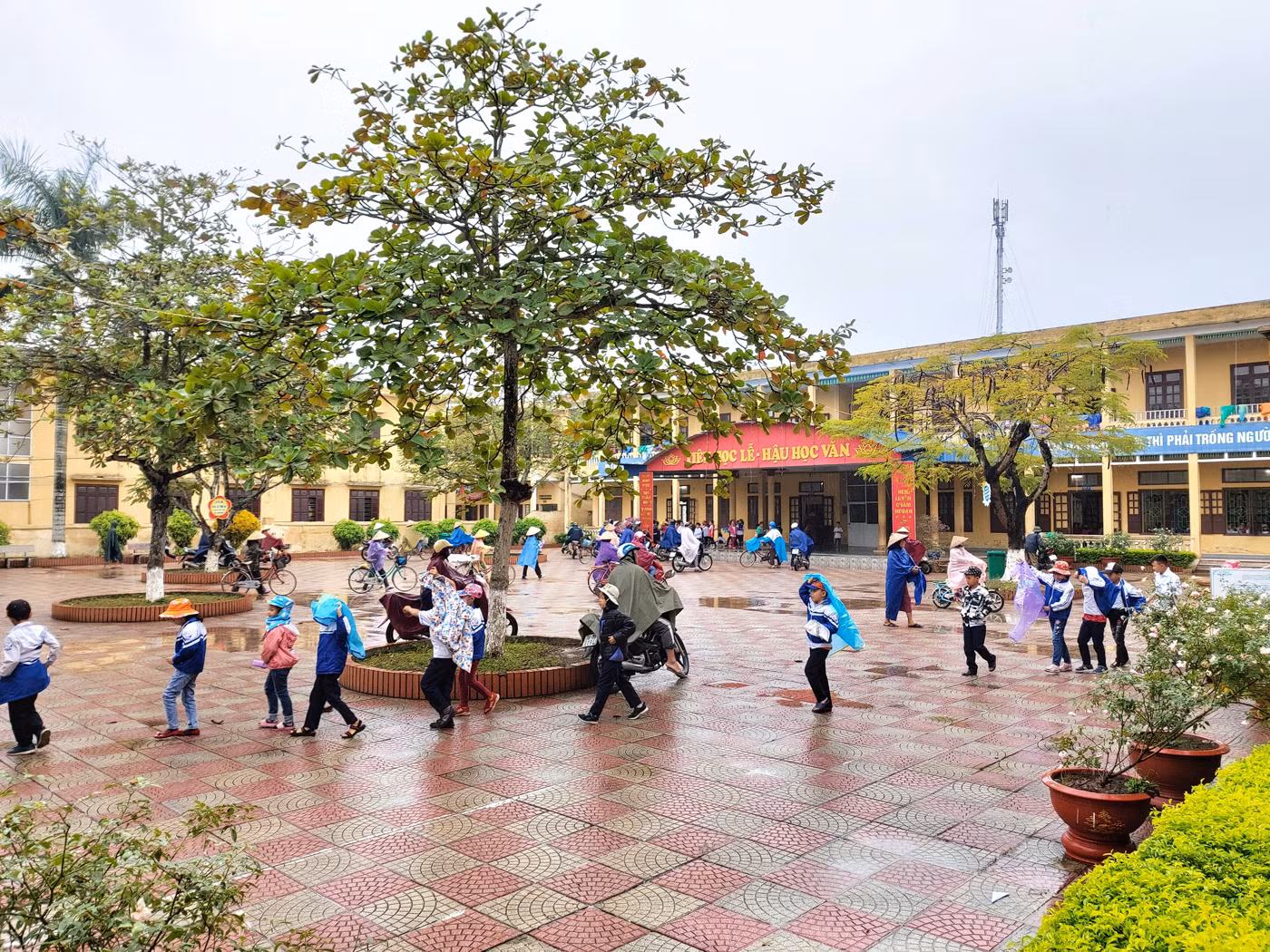 Phụ huynh Trường tiểu học Tân Viên (An Lão, Hải Phòng) cho rằng nhà trường có dấu hiệu lạm thu (Ảnh: Lã Tiến) Phụ huynh Trường tiểu học Tân Viên (An Lão, Hải Phòng) cho rằng nhà trường có dấu hiệu lạm thu (Ảnh: Lã Tiến)