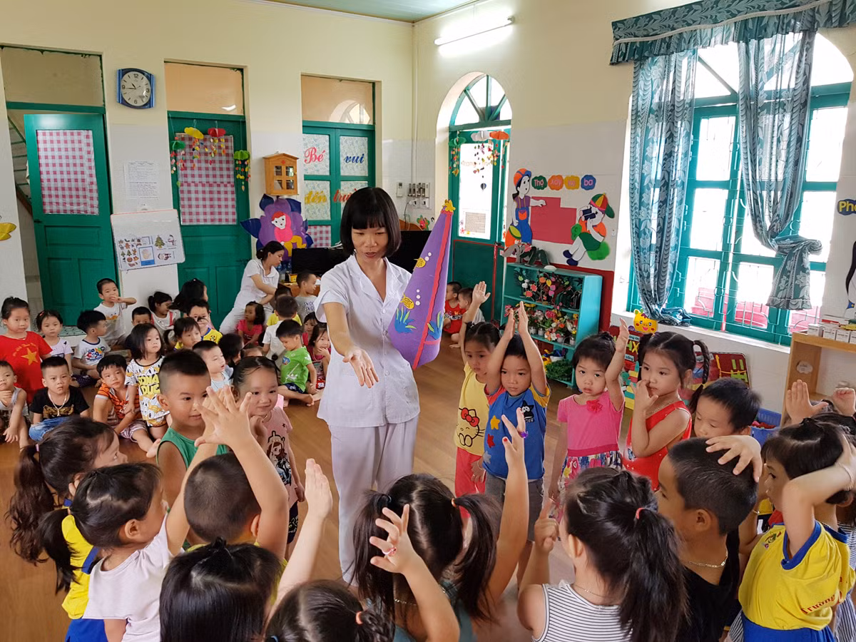 Phải thực sự yêu thương con trẻ thì các giáo viên mầm non mới có thể gắn bó với nghề (Ảnh: Lã Tiến)