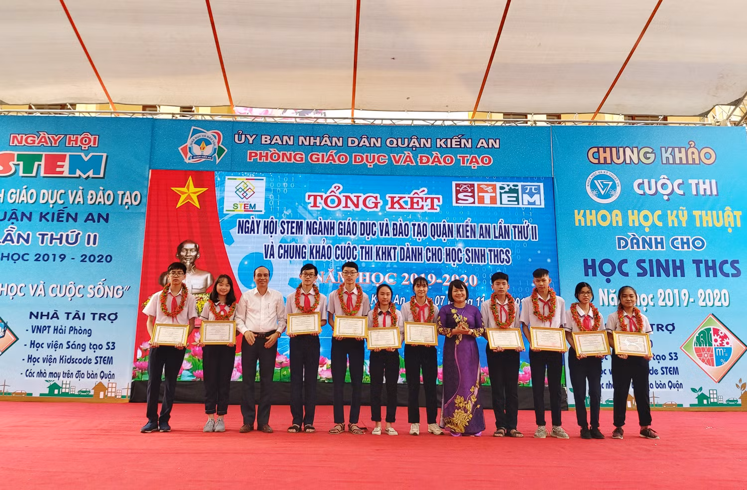 Ban tổ chức trao giải cho các tập thể, cá nhân đạt giải nhất cuộc thi Khoa học kỹ thuật dành cho học sinh trung học cơ sở (Ảnh: Lã Tiến) Ban tổ chức trao giải cho các tập thể, cá nhân đạt giải nhất cuộc thi Khoa học kỹ thuật dành cho học sinh trung học cơ sở (Ảnh: Lã Tiến)