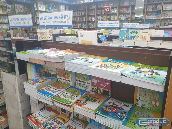 Học sinh lớp 1 của trường tiểu học Lê Văn Thọ đã có đủ sách giáo khoa để học (ảnh minh họa: P.L) Học sinh lớp 1 của trường tiểu học Lê Văn Thọ đã có đủ sách giáo khoa để học (ảnh minh họa: P.L)