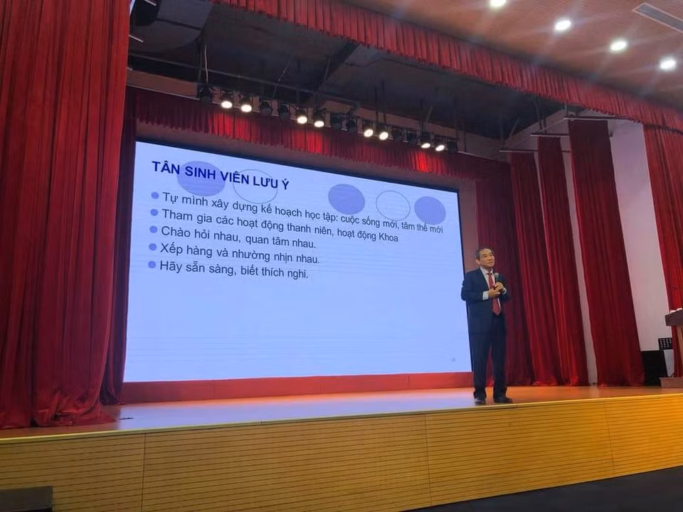 Phó Giáo sư Hồ Thanh Phong lưu ý các tân sinh viên của nhà trường (ảnh: Bích Ngọc)
