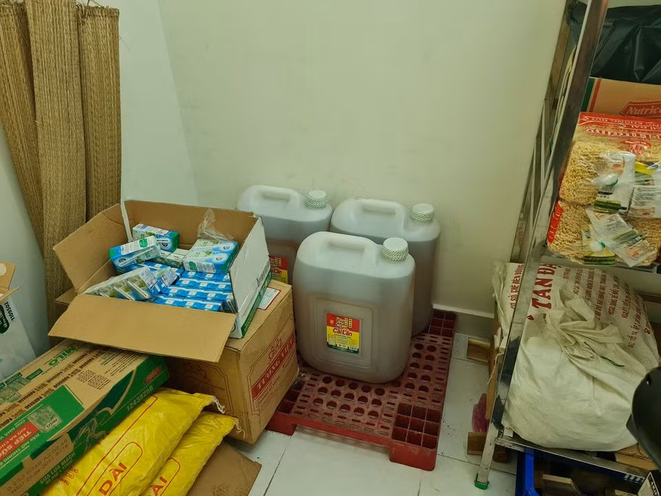 Nhà trường sử dụng dầu ăn đựng vào can nhựa, có nhãn mác đầy đủ nơi sản xuất (ảnh: P.L)