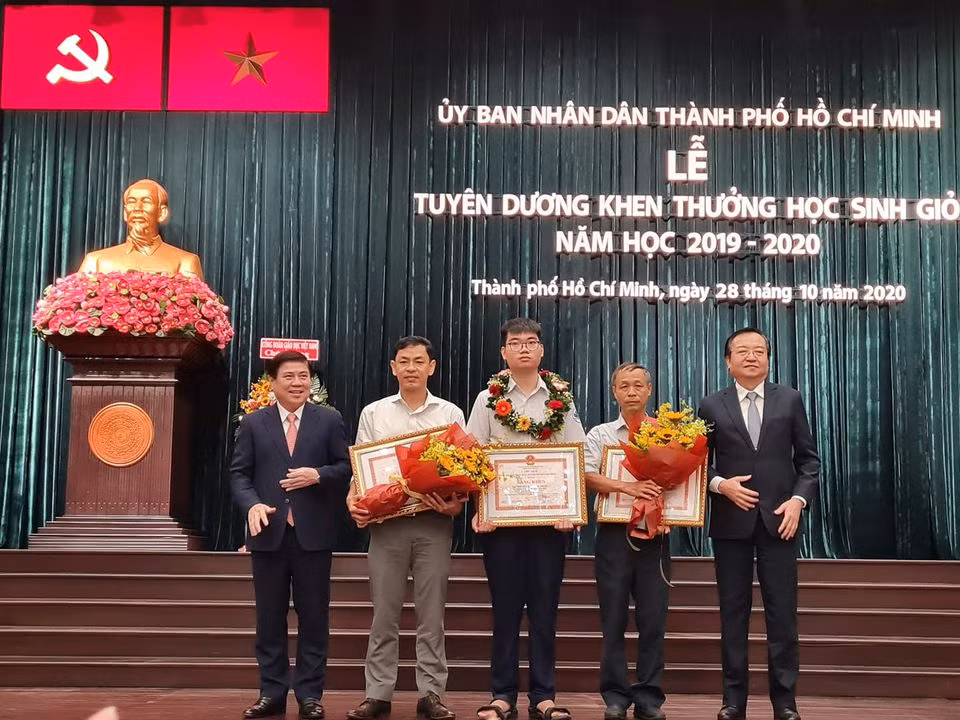 Trao tặng bằng khen của lãnh đạo thành phố cho em Nam Trung, các giáo viên đào tạo em (ảnh: P.L)