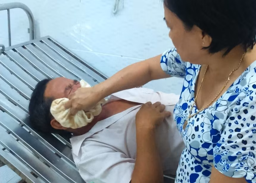 Ông Xuân đang điều trị tại bệnh viện. Ảnh TL Ông Xuân đang điều trị tại bệnh viện. Ảnh TL