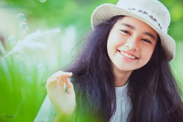 Em là một cô bé con xinh ơi là xinh, yêu ơi là yêu, bởi vì em có đôi mắt đẹp, có nụ cười đẹp, có cái mũi xinh, có mái tóc xù bông đáng yêu, và vì...… em gái tớ là một cô bé rất ngoan, các bạn ạ!