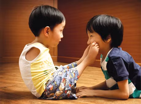 Không có tay, Tae-ho tự chăm sóc bản thân bằng... chân. Ảnh: Hellokpop.