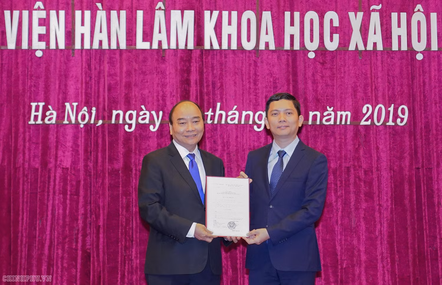 Thủ tướng Nguyễn Xuân Phúc trao quyết định bổ nhiệm chức vụ Chủ tịch Viện Hàn lâm Khoa học Xã hội Việt Nam cho Phó giáo sư Bùi Nhật Quang. Ảnh: VGP Thủ tướng Nguyễn Xuân Phúc trao quyết định bổ nhiệm chức vụ Chủ tịch Viện Hàn lâm Khoa học Xã hội Việt Nam cho Phó giáo sư Bùi Nhật Quang. Ảnh: VGP