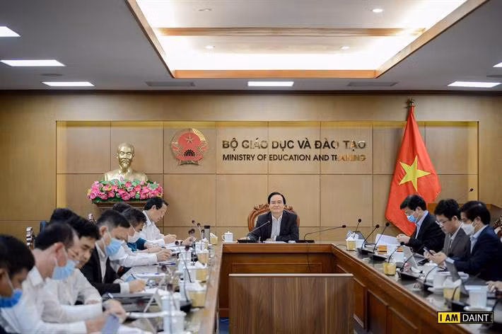 Bộ trưởng Phùng Xuân Nhạ chủ trì cuộc họp (ảnh: Bộ Giáo dục và Đào tạo)