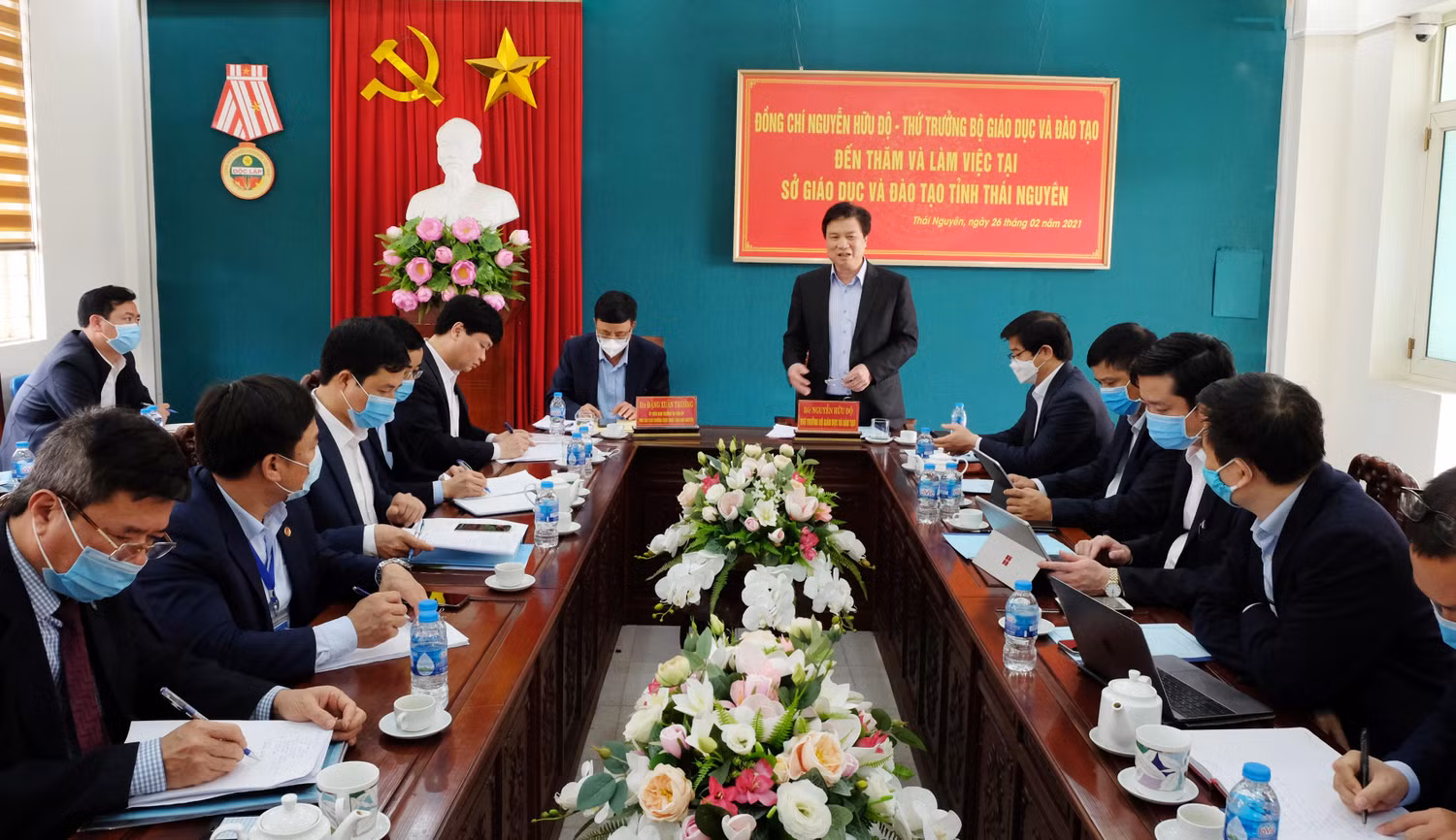 Thứ trưởng Nguyễn Hữu Độ trao đổi chỉ đạo ngành giáo dục và đào tạo Thái Nguyên các nội dung về công tác dạy học trực tuyến và triển khai chương trình, sách giáo khoa mới. Cuộc họp có sự tham dự của Phó Chủ tịch thường trực Ủy ban nhân dân tỉnh Thái Nguyên - Đặng Xuân Trường (ảnh: Bộ Giáo dục và Đào tạo)