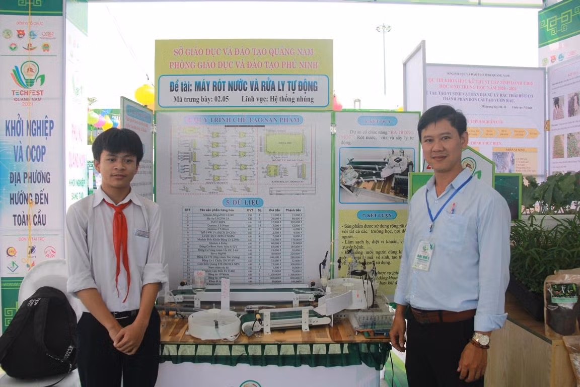 Thầy Uyên và Hiếu tại tại ngày hội khởi nghiệp sáng tạo tỉnh Quảng Nam lần thứ II. Ảnh: ATR
