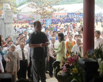 Chủ tịch Quốc hội Nguyễn Sinh Hùng, Nguyên Tổng Bí thư Lê Khả Phiêu, các đồng chí lãnh đạo, nguyên lãnh đạo Đảng và Nhà nước, Quốc hội, các Bộ, Ban ngành, đoàn thể TW, lãnh đạo tỉnh Nghệ An và các bà mẹ VNAH, các cựu thanh niên xung phong, cựu chiến binh, các đại biểu thắp hương tại khu tưởng niệm các TNXP Truông Bồn, Mỹ Sơn, Đô Lương Chủ tịch Quốc hội Nguyễn Sinh Hùng, Nguyên Tổng Bí thư Lê Khả Phiêu, các đồng chí lãnh đạo, nguyên lãnh đạo Đảng và Nhà nước, Quốc hội, các Bộ, Ban ngành, đoàn thể TW, lãnh đạo tỉnh Nghệ An và các bà mẹ VNAH, các cựu thanh niên xung phong, cựu chiến binh, các đại biểu thắp hương tại khu tưởng niệm các TNXP Truông Bồn, Mỹ Sơn, Đô Lương