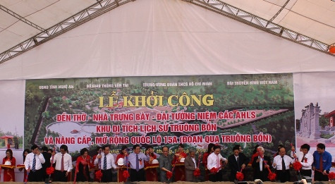 Chủ tịch Quốc hội Nguyễn Sinh Hùng, nguyên Tổng Bí thư Lê Khả Phiêu cùng các đại biểu động thổ khởi công xây dựng khu di tích lịch sử Truông Bồn Chủ tịch Quốc hội Nguyễn Sinh Hùng, nguyên Tổng Bí thư Lê Khả Phiêu cùng các đại biểu động thổ khởi công xây dựng khu di tích lịch sử Truông Bồn