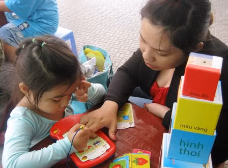 Trẻ nghỉ sớm, phụ huynh phải xoảy xở nhiều cách “quản” trẻ trong tuần cận Tết.
