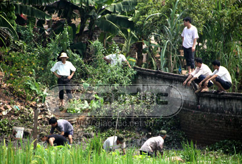Lực lượng công an xã Thanh Lâm đang mò tìm chiếc dao gấp vào sáng nay. Lực lượng công an xã Thanh Lâm đang mò tìm chiếc dao gấp vào sáng nay.