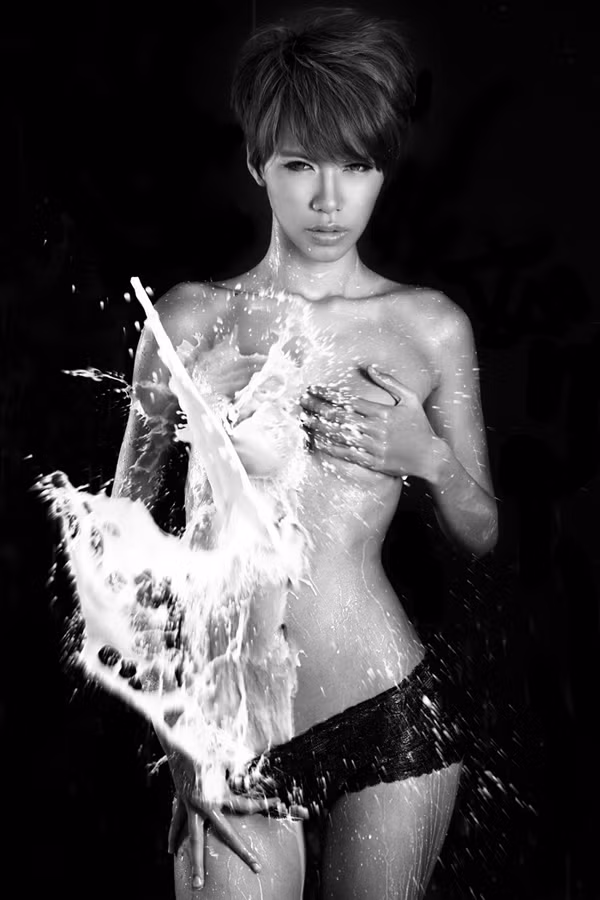 Minh Tú khoe hình thể với sữa tươi. Năm 2011 là năm nhiều thành công với cô